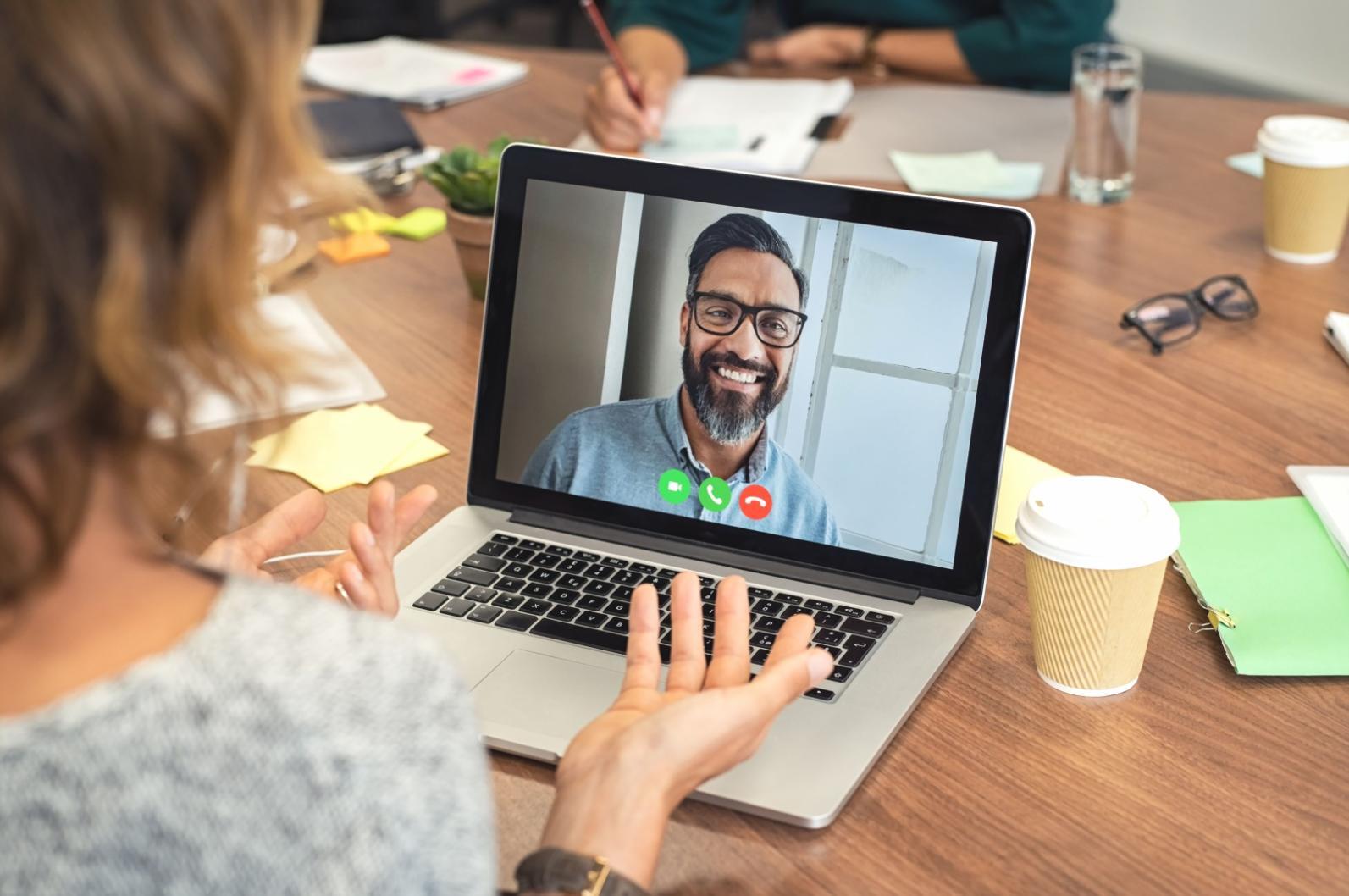 Participante trabajando en ejercicio práctico de control de contaminación
