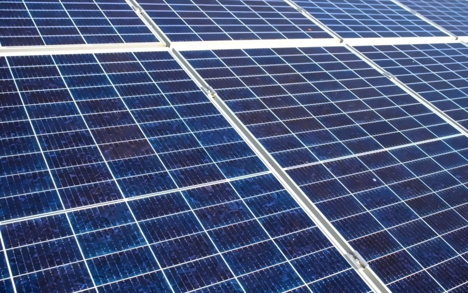 Estudiante trabajando en proyecto de control de contaminación