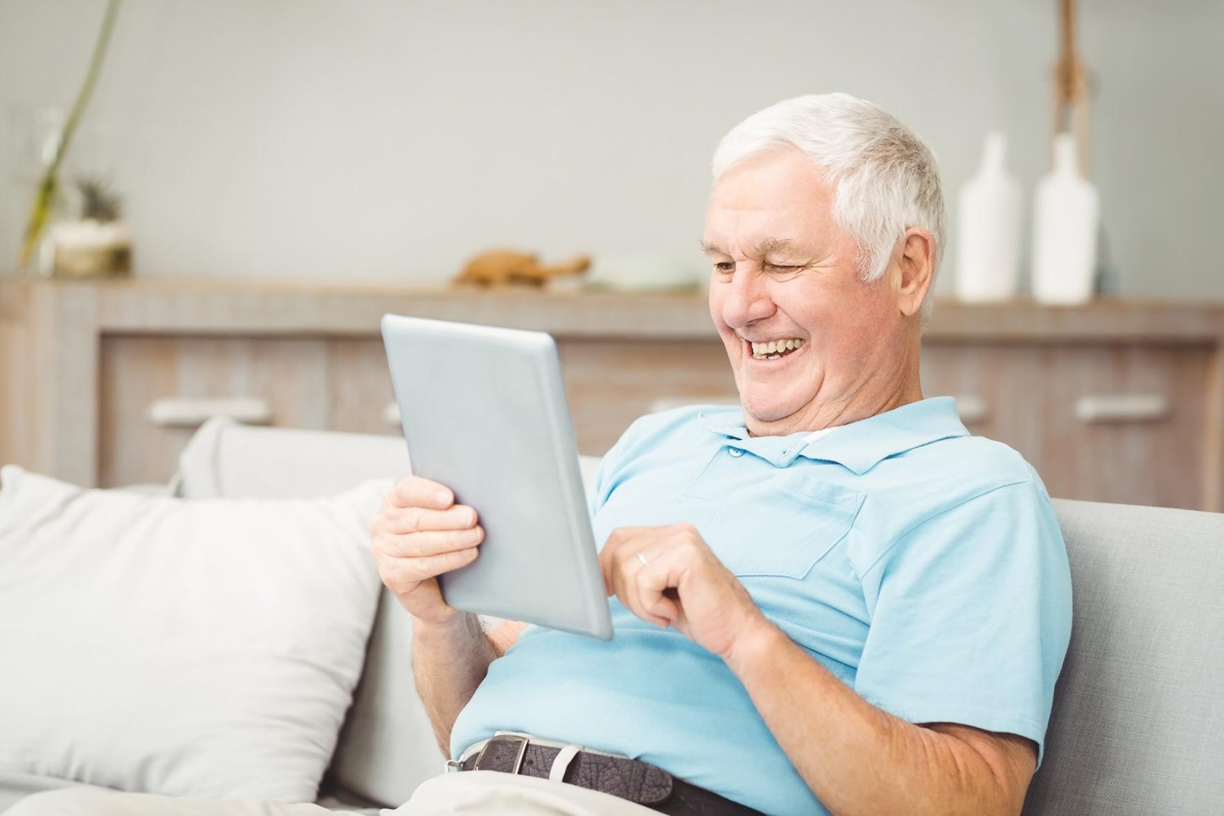Participantes analizando muestras en taller de contaminación de aguas